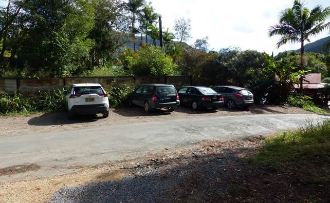 A group of cars parked in a driveway

Description automatically generated with low confidence