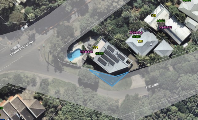 Aerial view of a house with a pool

Description automatically generated